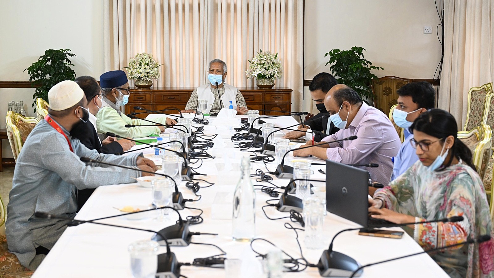 সব সরকারি ভবনের ছাদে সোলার বসানোর নির্দেশ প্রধান উপদেষ্টার।